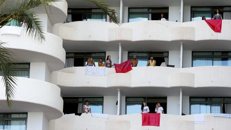 Schüler in einem Hotel in Palma de Mallorca: Die Zwangsquarantäne löste in Spanien heftige Kritik aus.