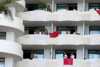 Schüler in einem Hotel in Palma de Mallorca: Die Zwangsquarantäne löste in Spanien heftige Kritik aus.