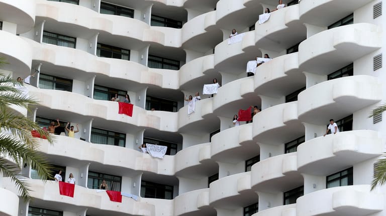 Schüler in Zwangsquarantäne auf Mallorca: Sie protestierten in sozialen Medien und mit Transparenten an den Balkonen ihrer Hotelzimmer gegen die Maßnahme.