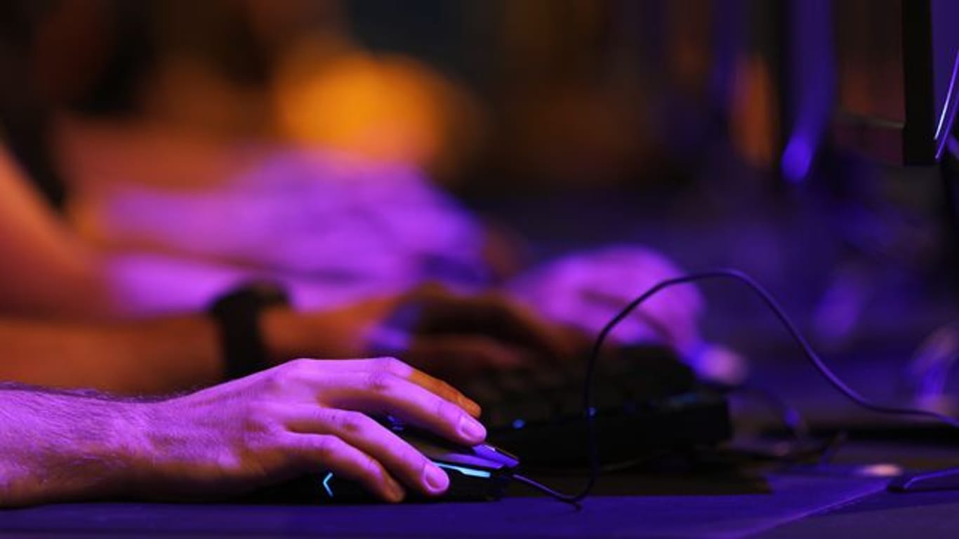 Ein Mann am Rechner: Bei der Firma Gameforge – einem Anbieter von Onlinespielen – arbeiten Beschäftigte im Game-Test-Center.