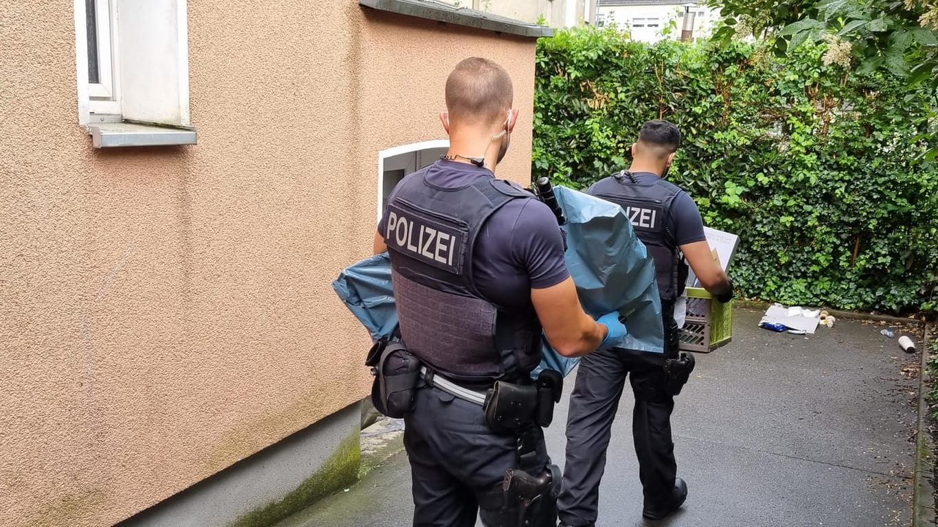 Bundespolizisten sichern Beweisgut: Sie waren im Ruhrgebiet und im Raum Stuttgart im Einsatz.
