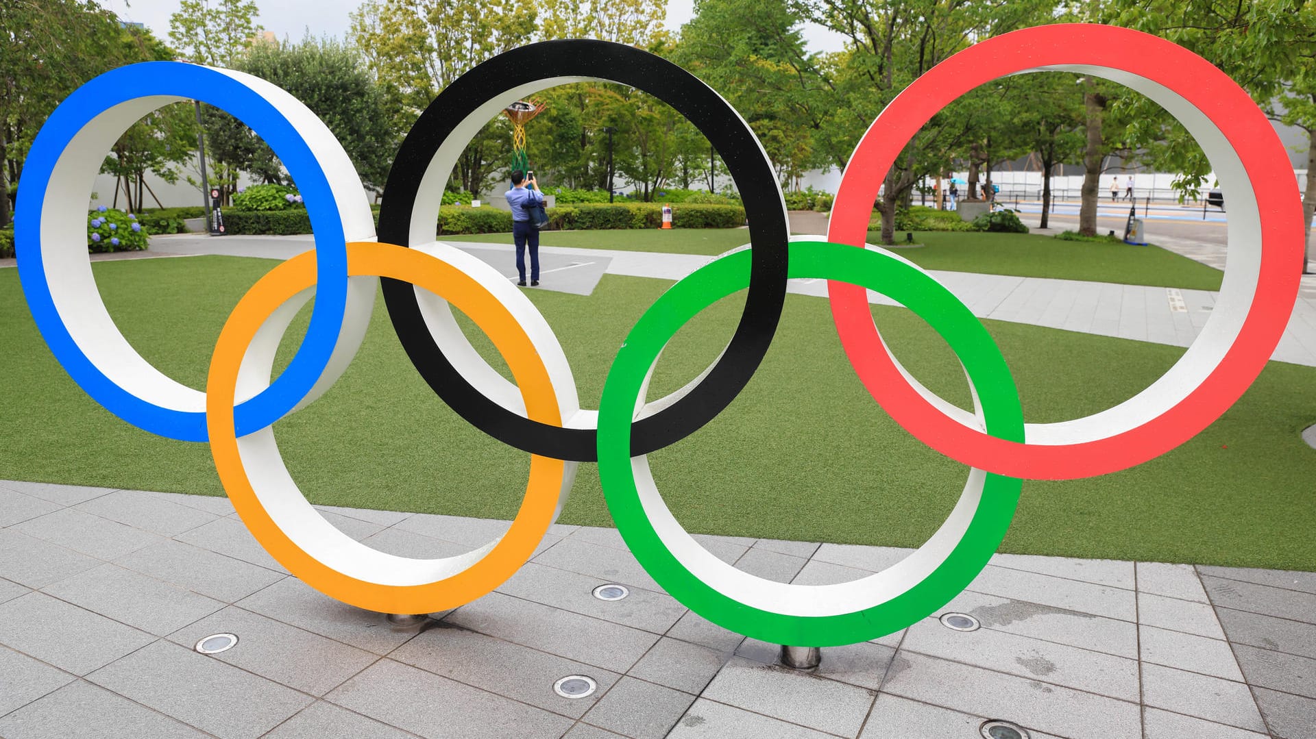 Die Olympischen Ringe: Hier steht das Symbol vor dem olympischen Museum in Tokio.