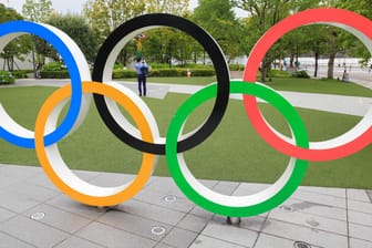 Die Olympischen Ringe: Hier steht das Symbol vor dem olympischen Museum in Tokio.