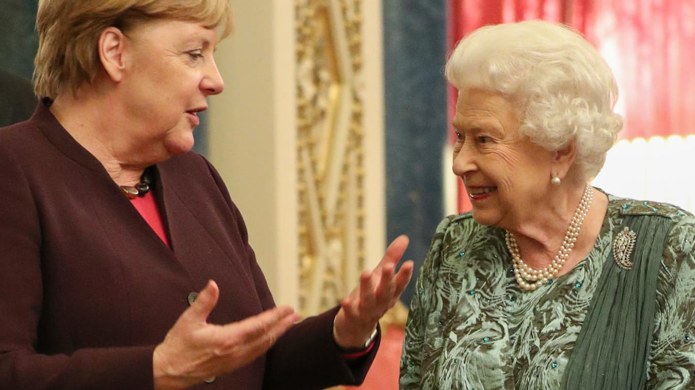 Angela Merkel (l.) im Gespräch mit der Queen: Bereits am Rande des G7-Gipfels traf die Kanzlerin die britische Königsfamilie.