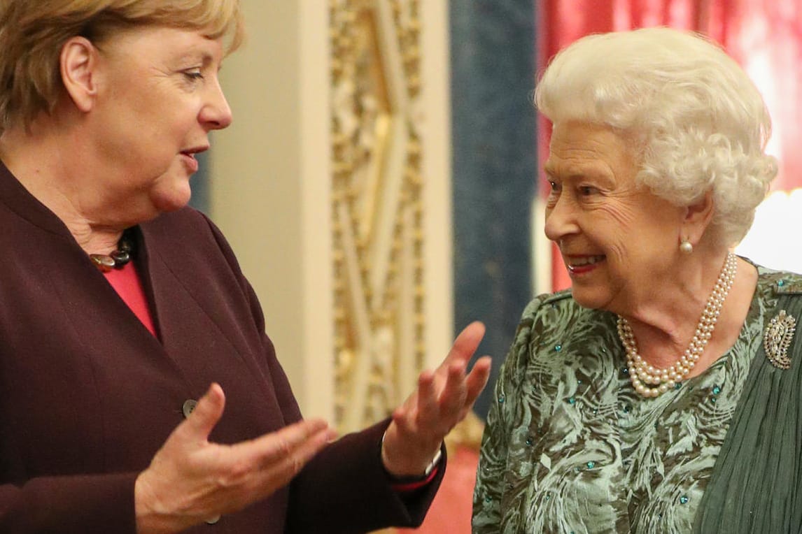Angela Merkel (l.) im Gespräch mit der Queen: Bereits am Rande des G7-Gipfels traf die Kanzlerin die britische Königsfamilie.