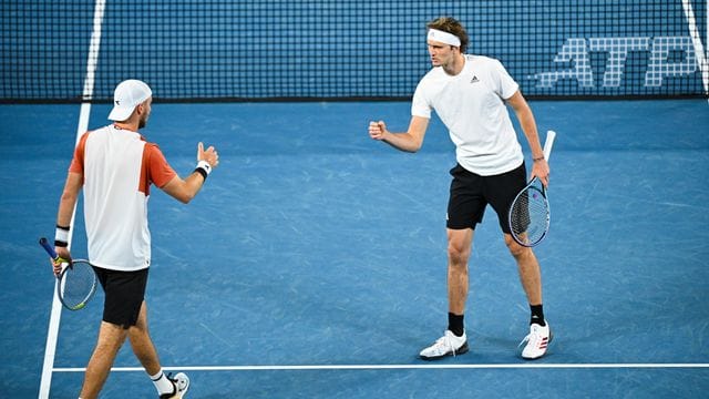 Alexander Zverev (r) und Jan-Lennard Struff werden in Tokio ein Doppel bilden.