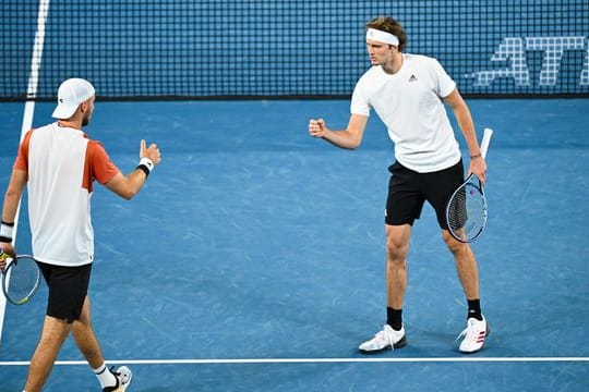 Alexander Zverev (r) und Jan-Lennard Struff werden in Tokio ein Doppel bilden.