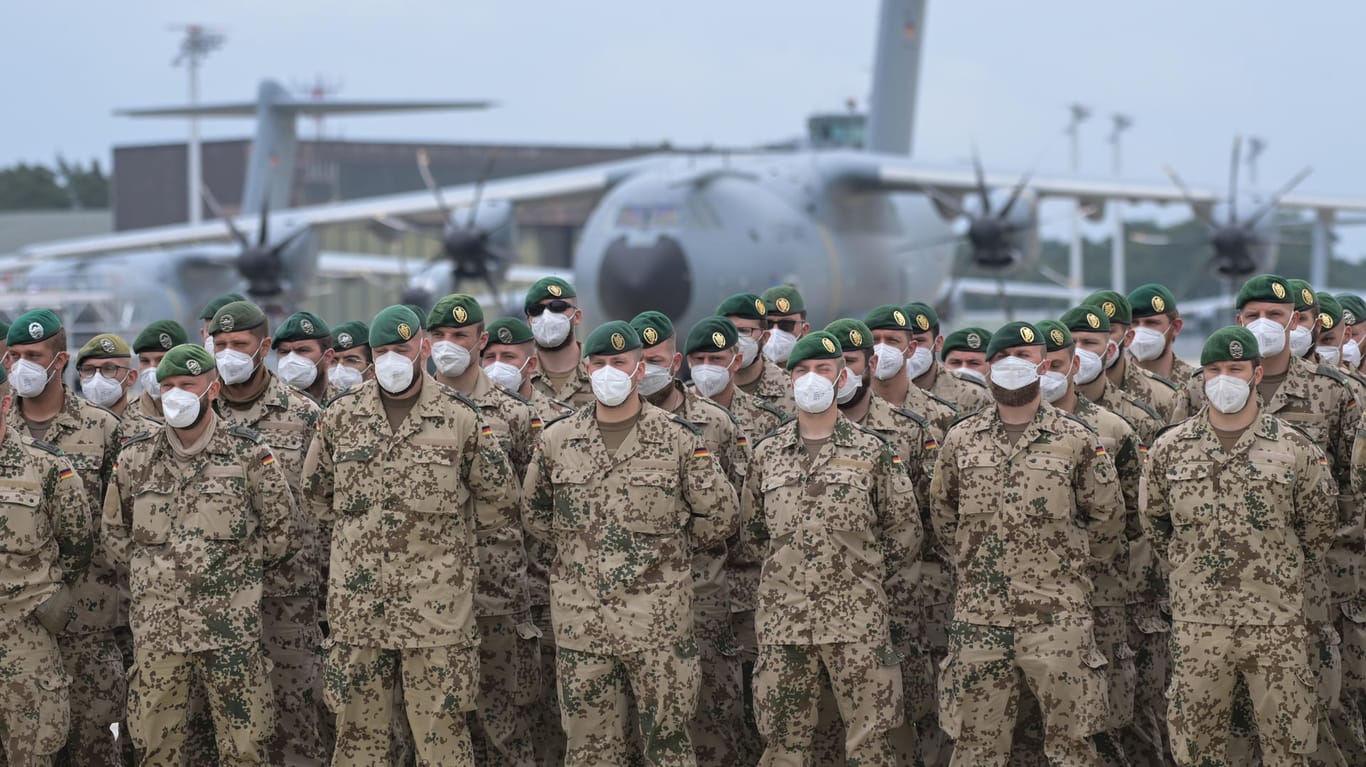 Bundeswehrsoldaten beim Abschlussappell in Wunstorf: "Ein historisches Kapitel geht zu Ende".