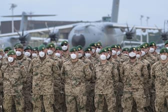 Bundeswehrsoldaten beim Abschlussappell in Wunstorf: "Ein historisches Kapitel geht zu Ende".