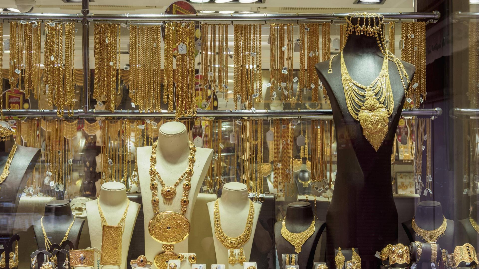 Schmuck und Juwelen im Schaufenster (Symbolbild): Kölner Schmuckhändler sollen in einen kriminellen Schmuggel verwickelt sein. Schmuck und Juwelen im Schaufenster (Symbolbild): Kölner Schmuckhändler sollen in einen kriminellen Schmuggel verwickelt sein.