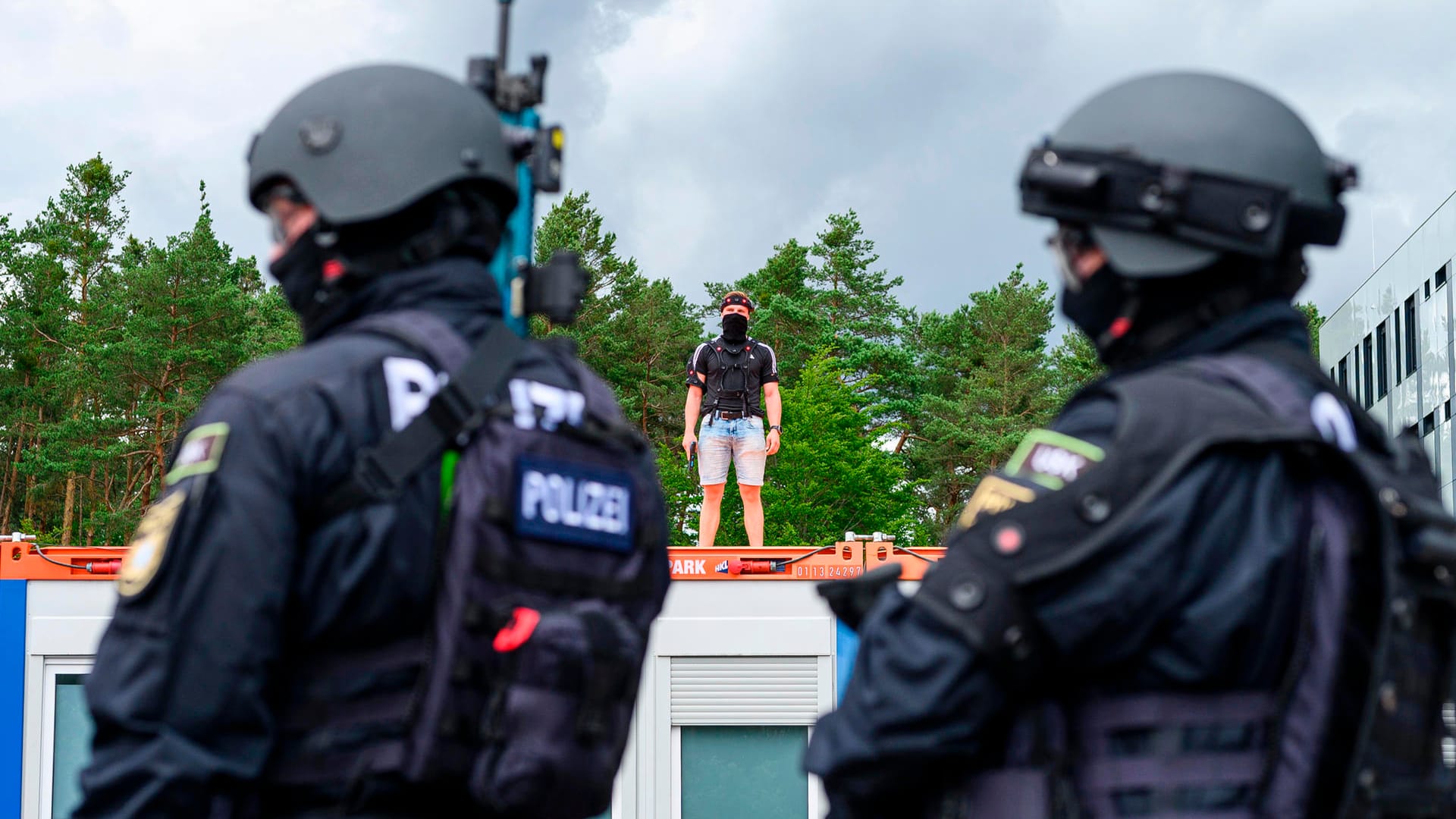 Ein Einsatzteam der Polizei stellt bei einer Übung mit dem neuen Lasertrainingssystem eine realistische Situation nach: Die mit dem neuen Lasermodul ausgestatteten Trainingswaffen der Polizei sollen für Einsatzkräfte und Umgebung völlig ungefährlich sein.