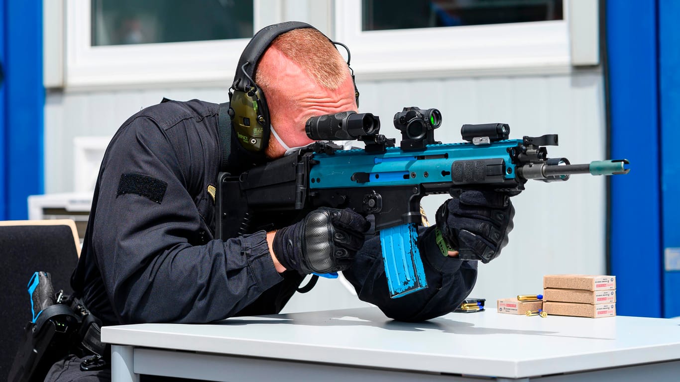 Ein Polizist demonstriert das neue Lasertrainingssystem, welches vorne am Gewehr angebracht ist: Einsätze können damit überall trainiert werden.