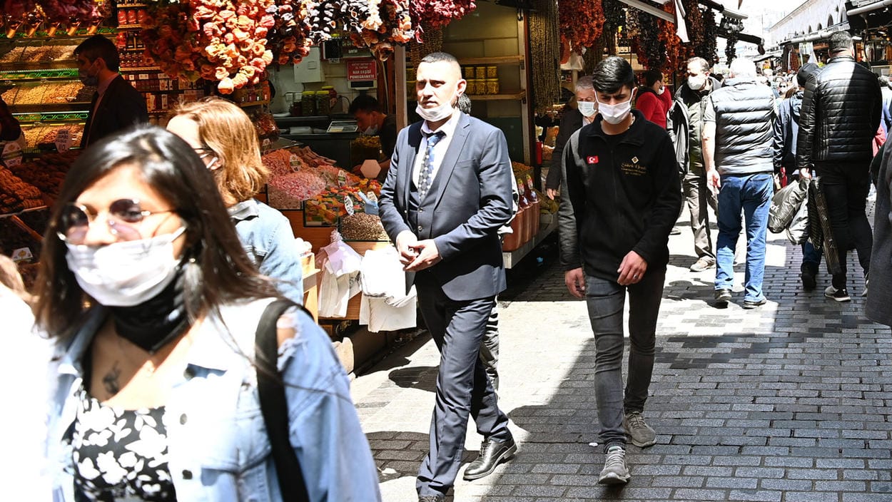 Menschen in der Innenstadt von Istanbul: Für die gesamte Türkei wurde die Einstufung als Risikogebiet aufgehoben.