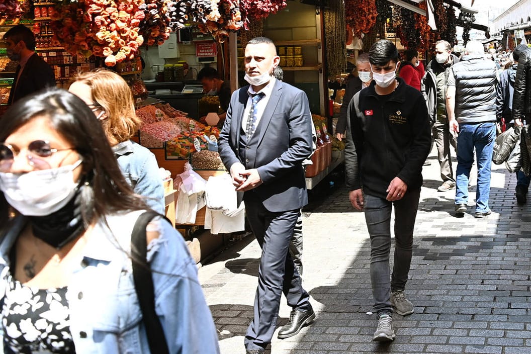 Menschen in der Innenstadt von Istanbul: Für die gesamte Türkei wurde die Einstufung als Risikogebiet aufgehoben.