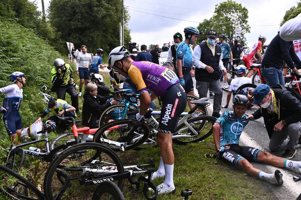 Radprofis am Boden: Auf der ersten Etappe der Tour verursachte eine Zuschauerin einen Massensturz.