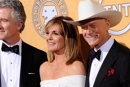 Patrick Duffy (l), Linda Gray (m.