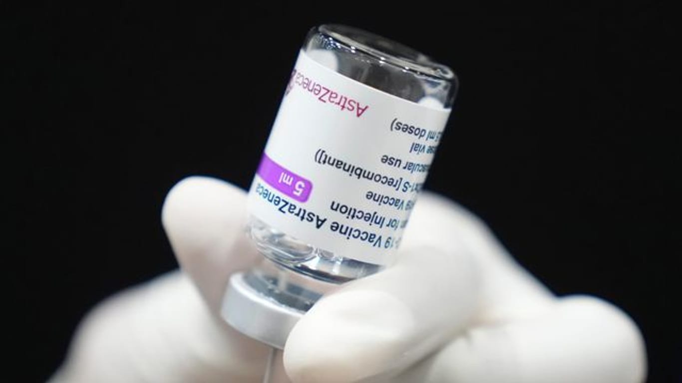 Der Impstoff Astrazeneca erzielt auch bei einem längeren Abstand zwischen erster und zweiter Dosis eine hohe Schutzwirkung gegen Covid-19.