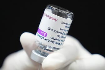 Der Impstoff Astrazeneca erzielt auch bei einem längeren Abstand zwischen erster und zweiter Dosis eine hohe Schutzwirkung gegen Covid-19.