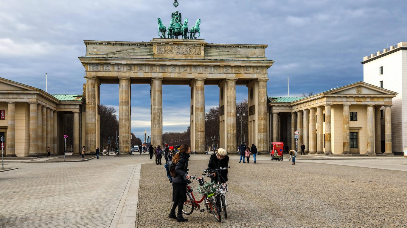 Brandenburger Tor/Berlin: Auch Kinos, Theater, Opern- und Konzerthäuser dürfen mit Testpflicht und Hygienekonzept öffnen.