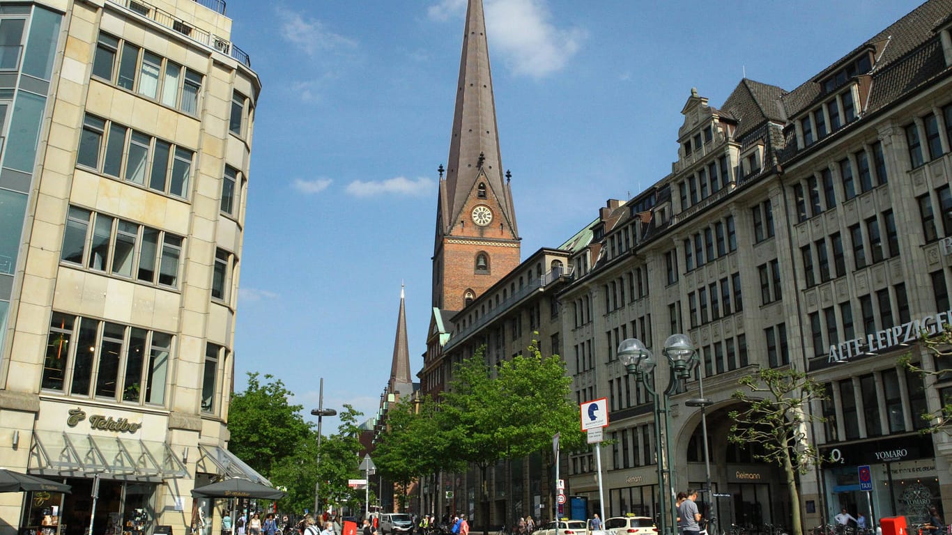 Hamburg: Nach ersten Lockerungen herrscht in der Mönckebergstraße wieder rege Betriebsamkeit.