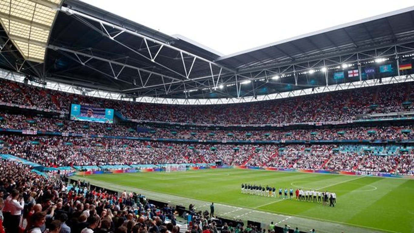 Die Spieler von Deutschland und England stehen bei den Nationalhymnen vor dem Spiel auf dem Rasen.
