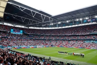 Die Spieler von Deutschland und England stehen bei den Nationalhymnen vor dem Spiel auf dem Rasen.