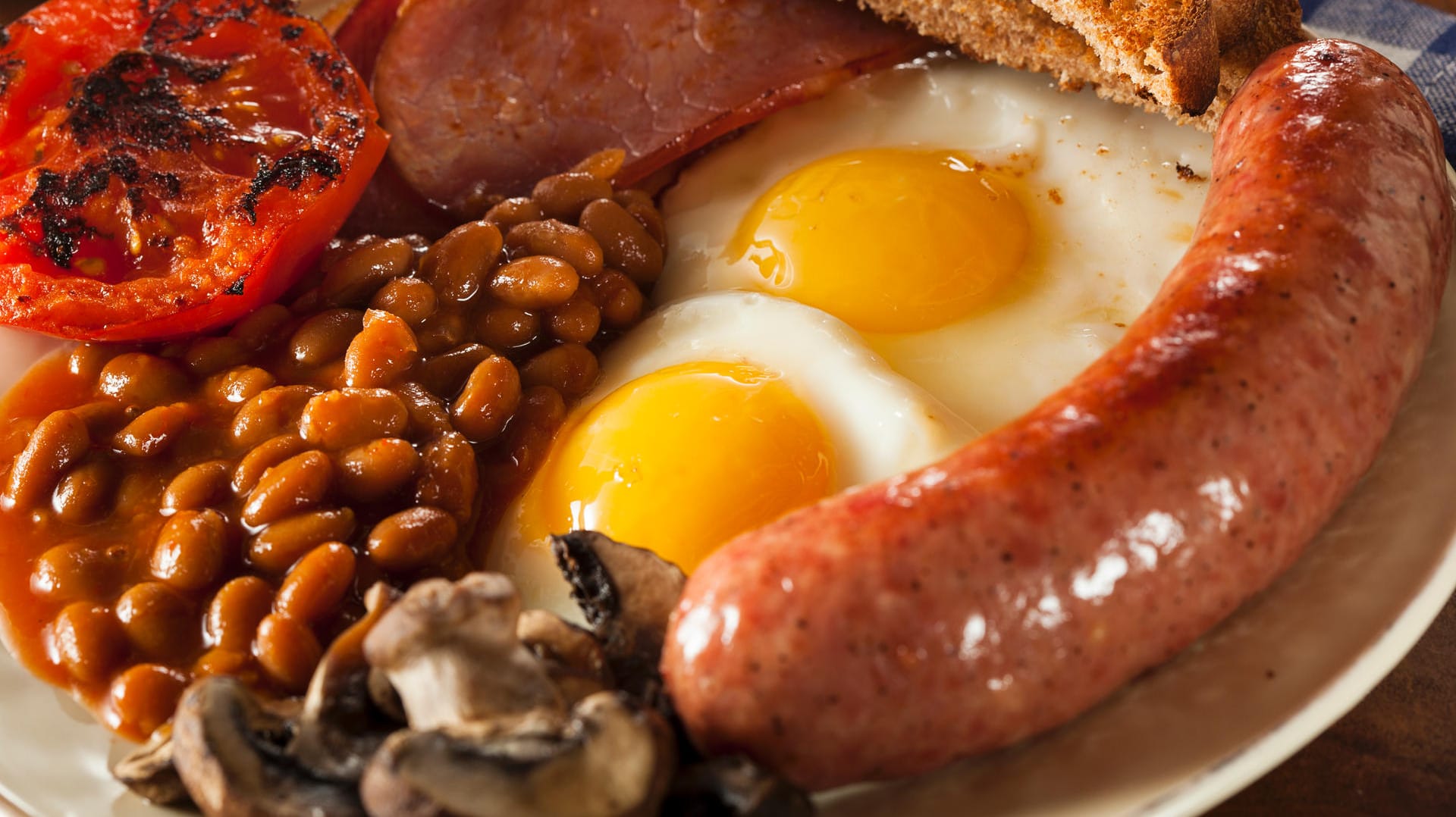 Full English Breakfast (Symbolbild): Ein drohender Einfuhrstopp britischer Würstchen nach Nordirland ließ die Gemüter auf der Insel hochkochen.