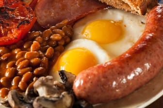 Full English Breakfast (Symbolbild): Ein drohender Einfuhrstopp britischer Würstchen nach Nordirland ließ die Gemüter auf der Insel hochkochen.