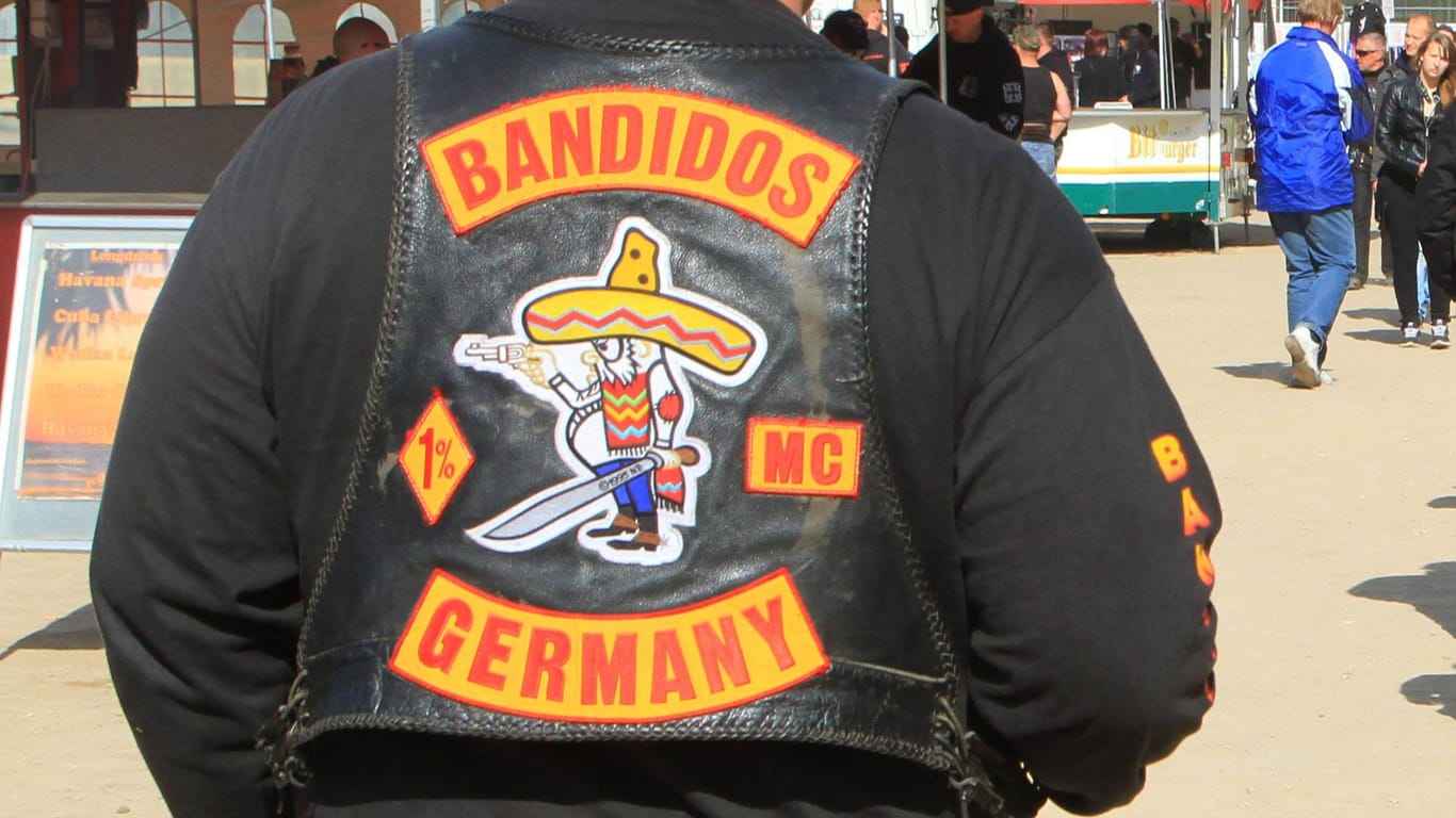 Ein Mitglied des Rockerclubs Bandidos (Symbolbild): Der ehemalige Köln-Chef der Gruppierung ist auf der Flucht, nachdem er nicht zum Haftantritt erschien.