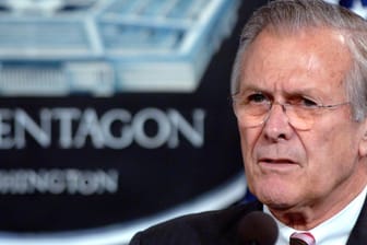 Donald Rumsfeld auf einer Pressekonferenz des Pentagon 2006: Der Republikaner wurde 88 Jahre alt.