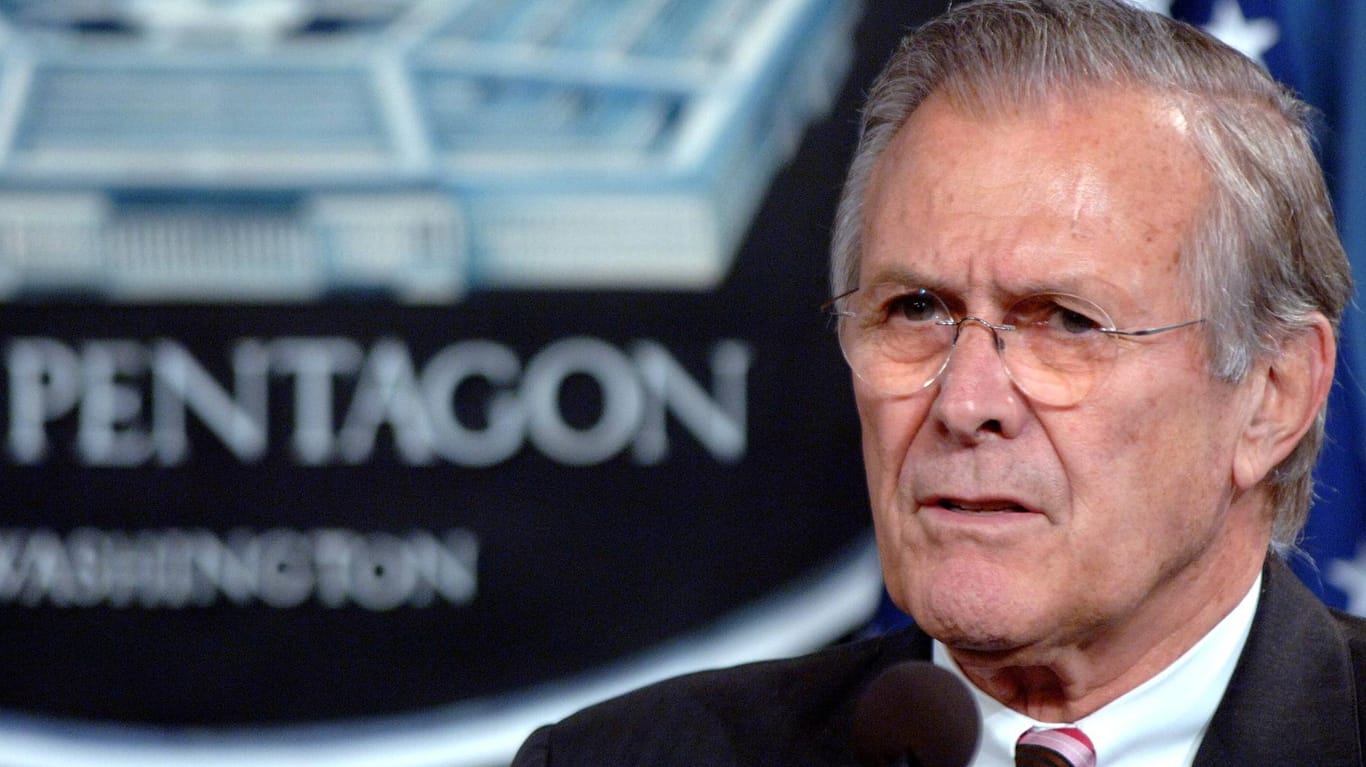 Donald Rumsfeld auf einer Pressekonferenz des Pentagon 2006: Der Republikaner wurde 88 Jahre alt.