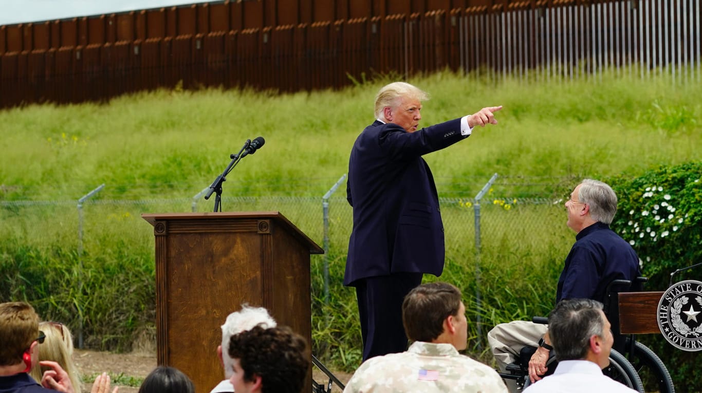 Donald Trump besucht sein Herzensprojekt: die nicht fertig gestellte Mauer zu Mexiko.
