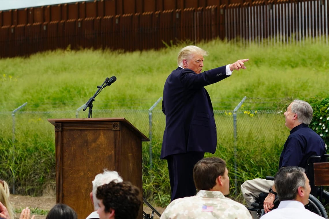 Donald Trump besucht sein Herzensprojekt: die nicht fertig gestellte Mauer zu Mexiko.