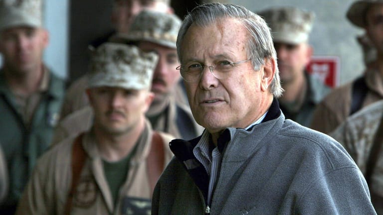 Donald Rumsfeld bei seinem letzten Truppenbesuch in Al Asad im Irak: Der Ex-US-Verteidigungsminister ist tot.