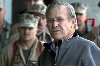 Donald Rumsfeld bei seinem letzten Truppenbesuch in Al Asad im Irak: Der Ex-US-Verteidigungsminister ist tot.