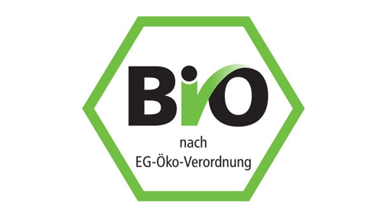 Auch Lebensmittel, die mit dem deutschen Bio-Siegel kennzeichnet sind, erfüllen den EU-Mindeststandard für Öko-Landbau. Im Gegensatz zum EU-Siegel handelt es sich um eine freiwillige Kennzeichnung.