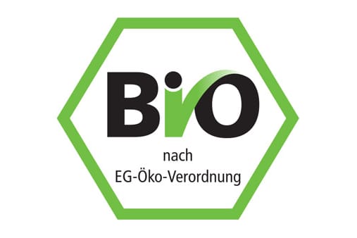 Auch Lebensmittel, die mit dem deutschen Bio-Siegel kennzeichnet sind, erfüllen den EU-Mindeststandard für Öko-Landbau. Im Gegensatz zum EU-Siegel handelt es sich um eine freiwillige Kennzeichnung.