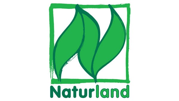 Das Logo des ökologischen Verbandes Naturland tragen Produkte, die sowohl die EU-Verordnungen als auch strengere ökologischere Vorgaben erfüllen. Ein Code auf der Packung verrät meist die Herkunft der Ware. Auch Holz und Textilien können dieses Siegel tragen.