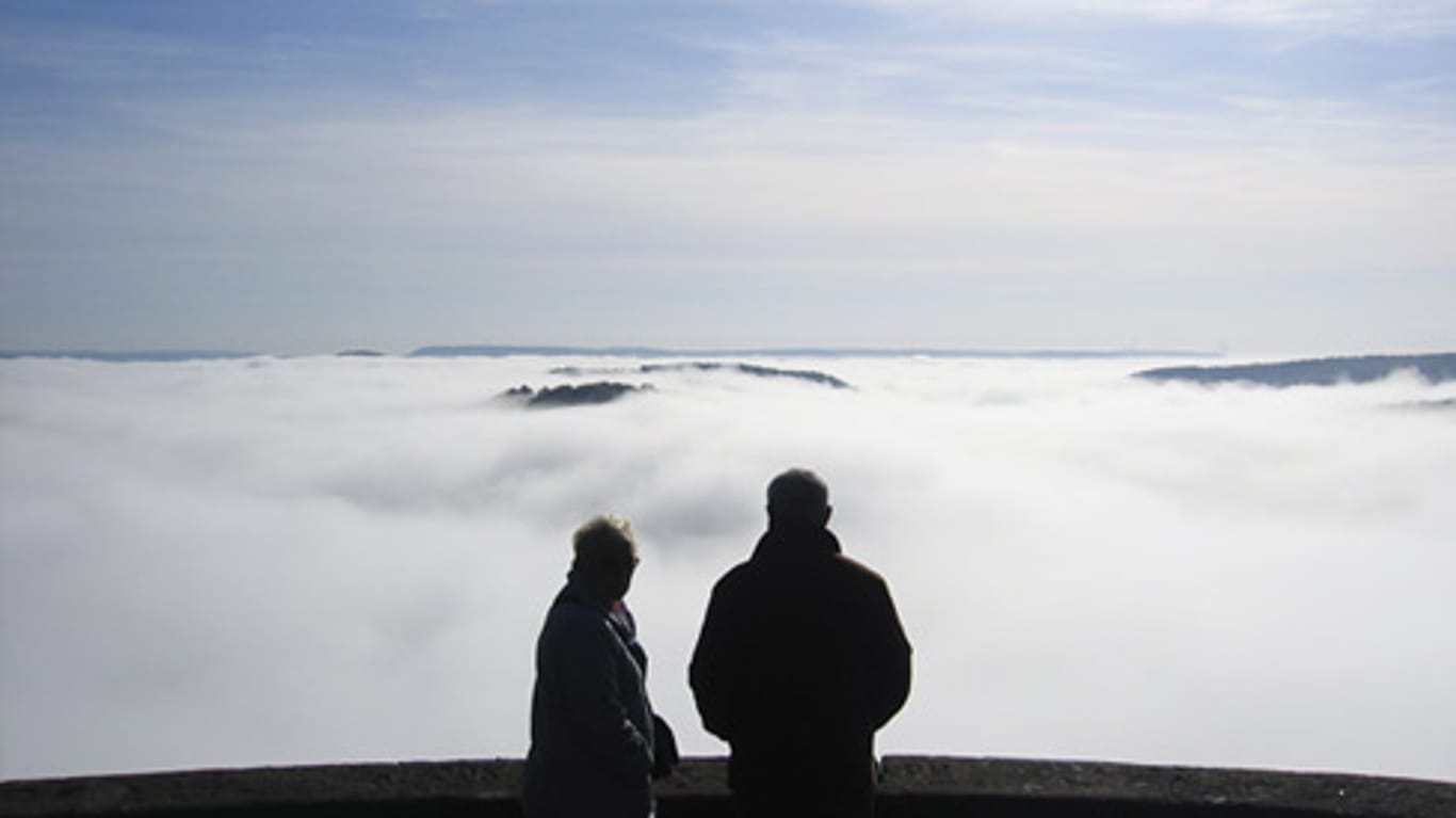 Wetter in Deutschland: Auf den Bergen gibt es Sonne, aber im Tal kann sich Nebel halten