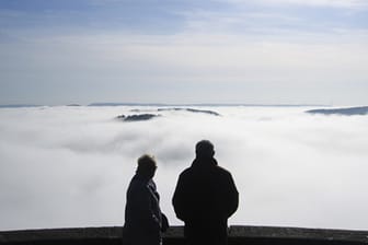 Wetter in Deutschland: Auf den Bergen gibt es Sonne, aber im Tal kann sich Nebel halten