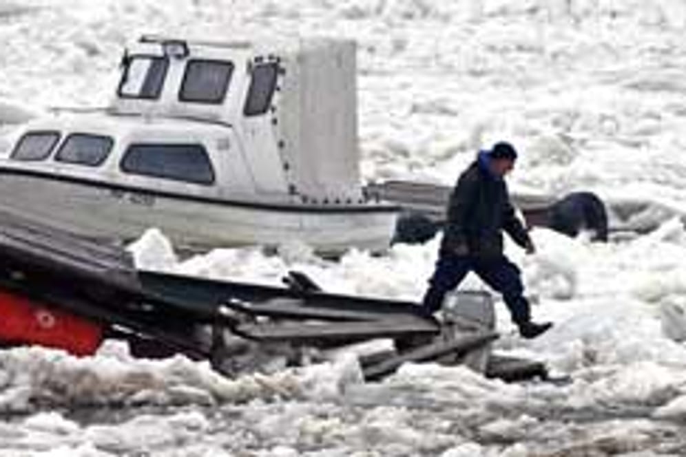 Eisschollen auf der Oder haben in Serbien Boote und Stege zerstört
