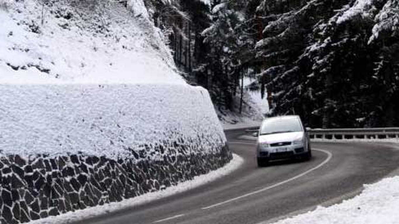Wetter in Deutschland: Die Unwetterzentrale warnt vor glatten Straßen durch Eis und Schnee