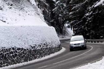 Wetter in Deutschland: Die Unwetterzentrale warnt vor glatten Straßen durch Eis und Schnee