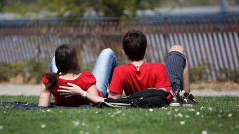 Wetter in Deutschland: Am Rhein ist am Freitag T-Shirt-Wetter angesagt
