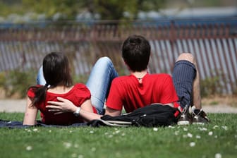 Wetter in Deutschland: Am Rhein ist am Freitag T-Shirt-Wetter angesagt