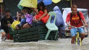 Tropensturm auf den Philippinen: In Pasig City östlich der Hauptstadt Manila stehen die Straßen unter Wasser