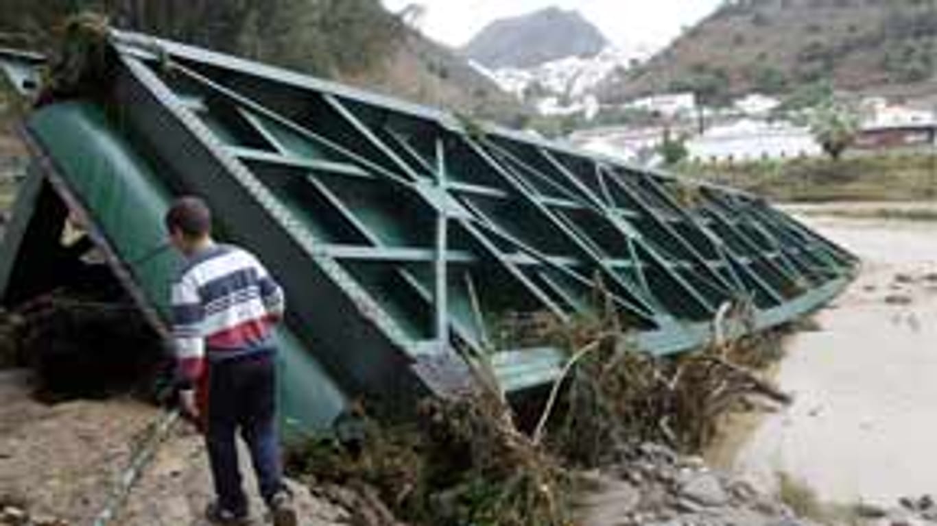 Überschwemmungen in Spanien: Die Flut hat die Lata-Brücke in Alora einfach mitgerissen