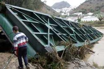 Überschwemmungen in Spanien: Die Flut hat die Lata-Brücke in Alora einfach mitgerissen