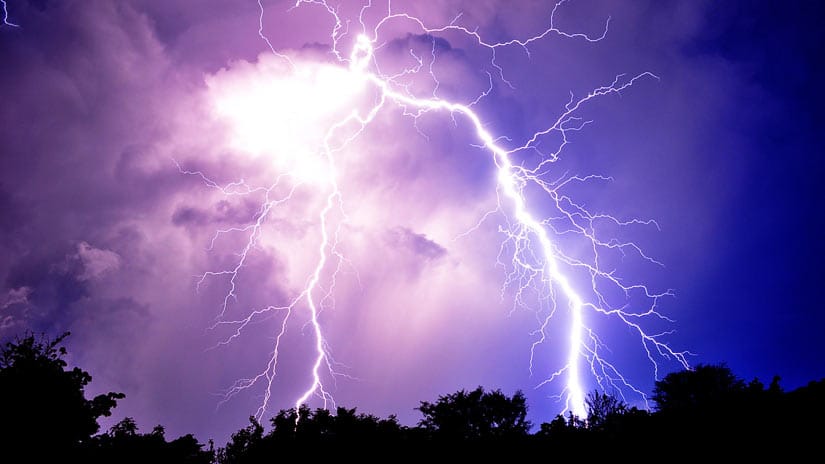 Unwetterwarnung: Blitze zucken über den Abendhimmel