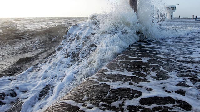 Hohe Wellen brechen an die Nordseeküste bei Dagebüll